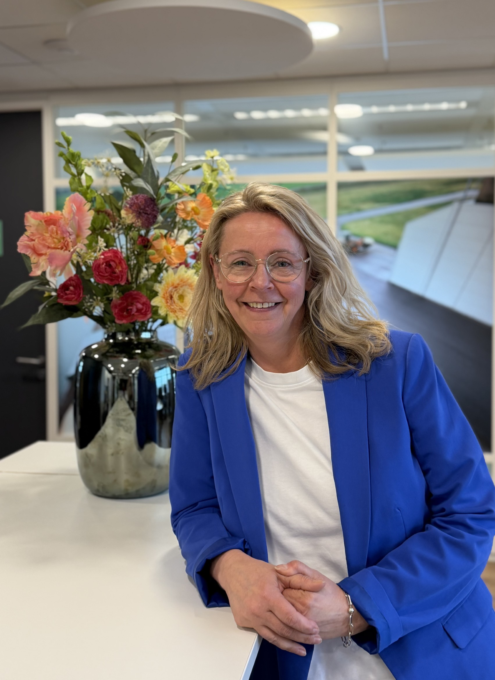vrouw staand bij een tafel