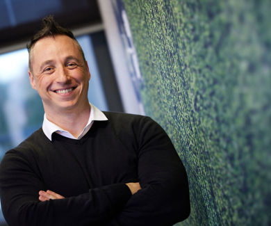 Mann, der an einer Wand lehnt