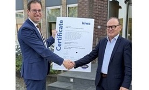 Twee mannen schudden elkaar de hand